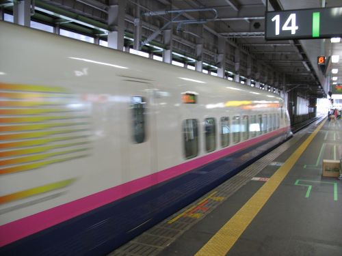 Japan einfahrender Shinkansen